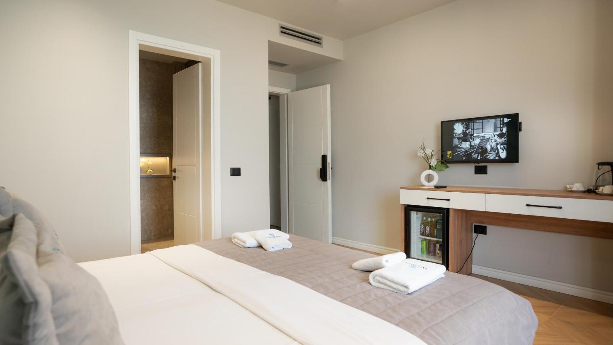 Hotel Saly Durres Bagian luar foto